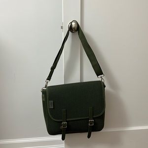 Le Sac messenger bag in hunter green.